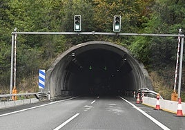 El accidente mortal tuvo lugar en el túnel de Eitza de la AP-1, a su paso por Soraluze en sentido Eibar.