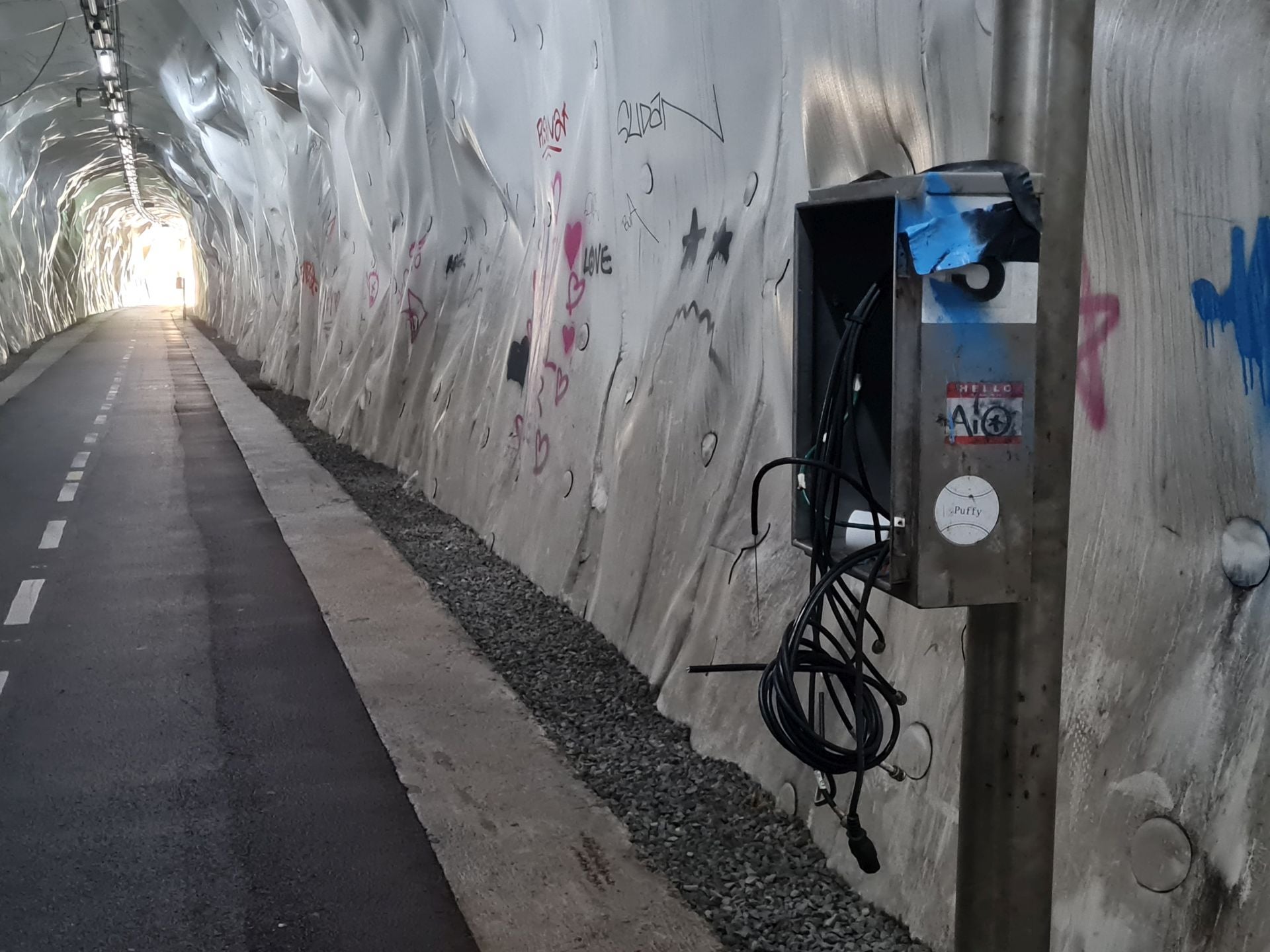Imagen principal - El bidegorri del túnel de Morlans tendrá dos aceras de un metro a cada lado para peatones