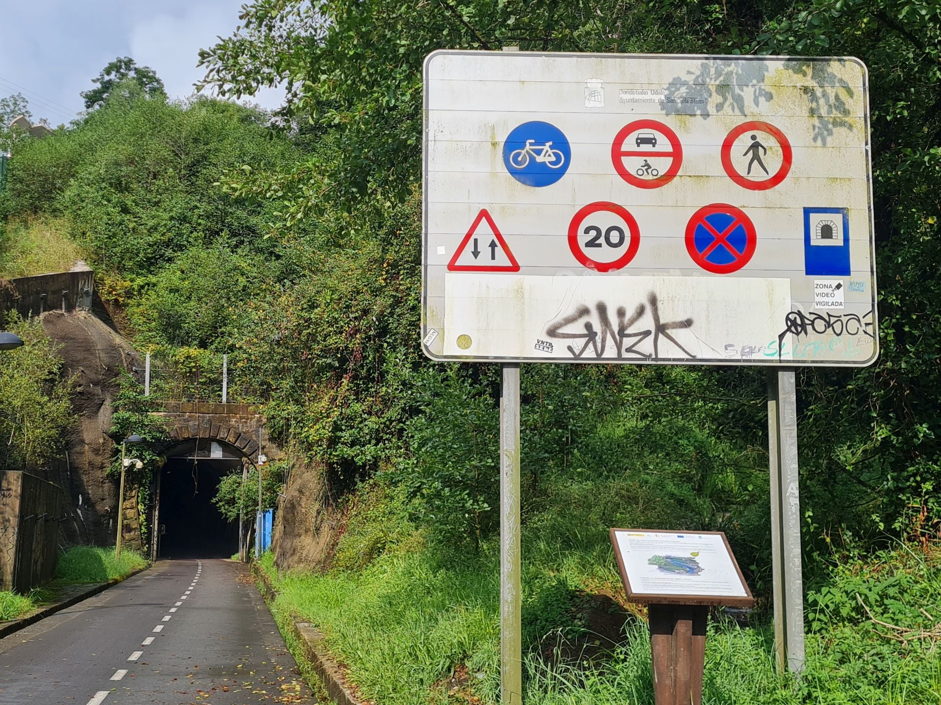 Imagen secundaria 1 - El bidegorri del túnel de Morlans tendrá dos aceras de un metro a cada lado para peatones