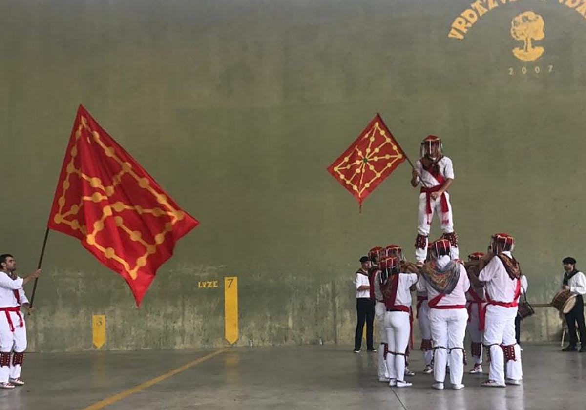 En el festival no faltarán las euskal dantzak, que comenzarán a las 18.00 horas y estarán a cargo de Zuraideko Alaiki dantza taldea.