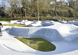 Una persona disfruta en una de las pistas de pump-track de la ciudad deportiva de Usabal.