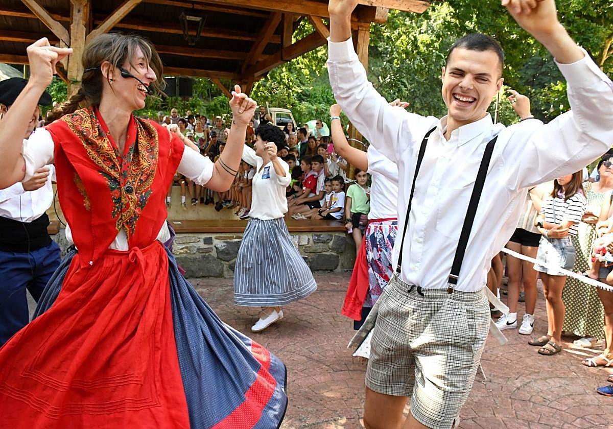 Hauspoa elkarteko kideek kale-antzerkia eskainiko dute ostiral eguerdian.