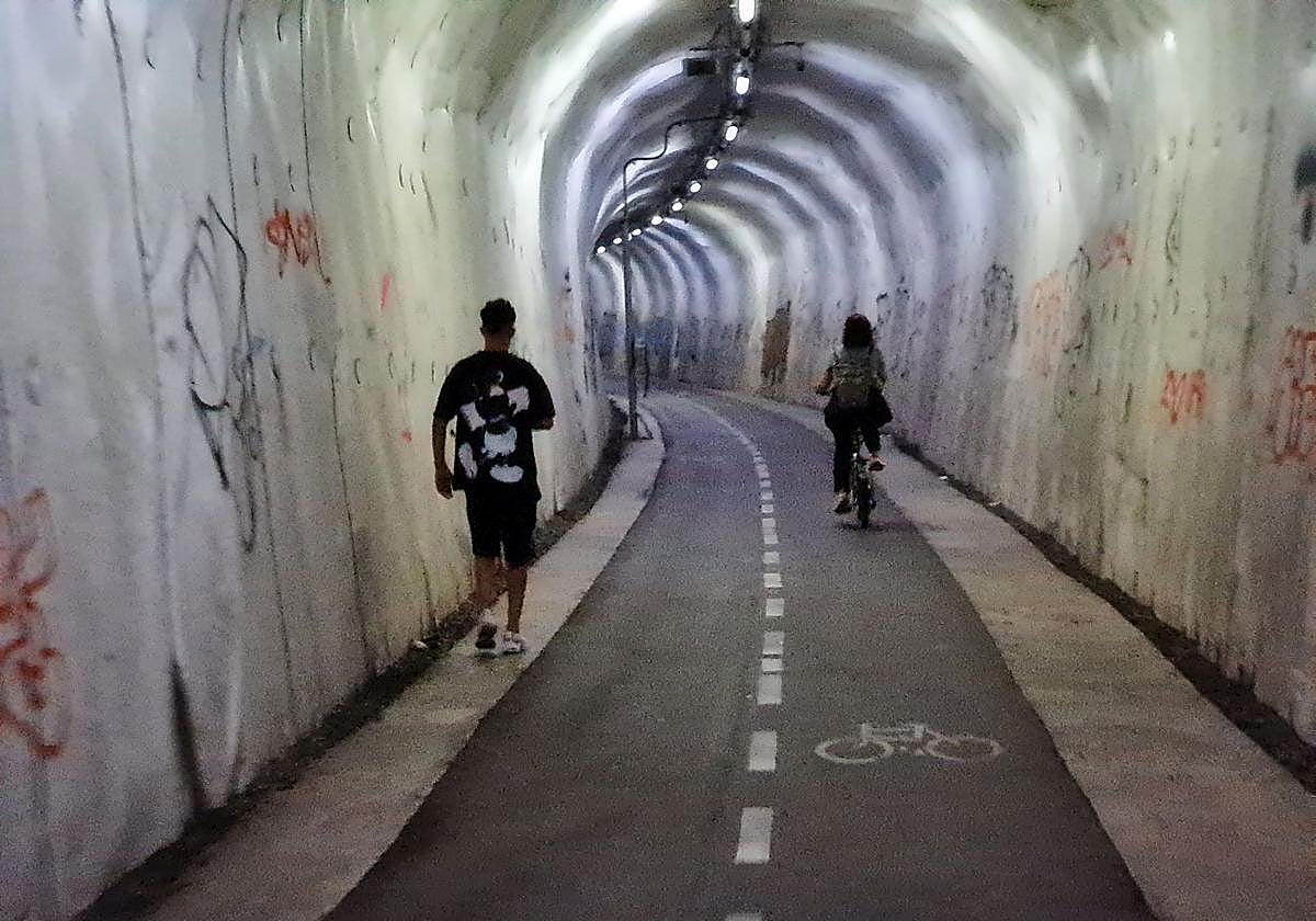 En la actualidad los peatones ya utilizan el túnel de Morlans, pese a estar prohibido.