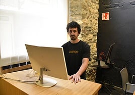 Beñat Martín, en la recepción del Hotel Bidebide, afirma que desde la pandemia han notado un aumento de visitantes.