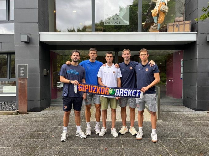 Zubizarreta, Ansorregi, Maiza, Motos y Eneko Martínez posan delante del colegio mayor Olarain.