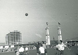 El primer estadio de Anoeta, con los bloques de Amara Berri aún en construcción.