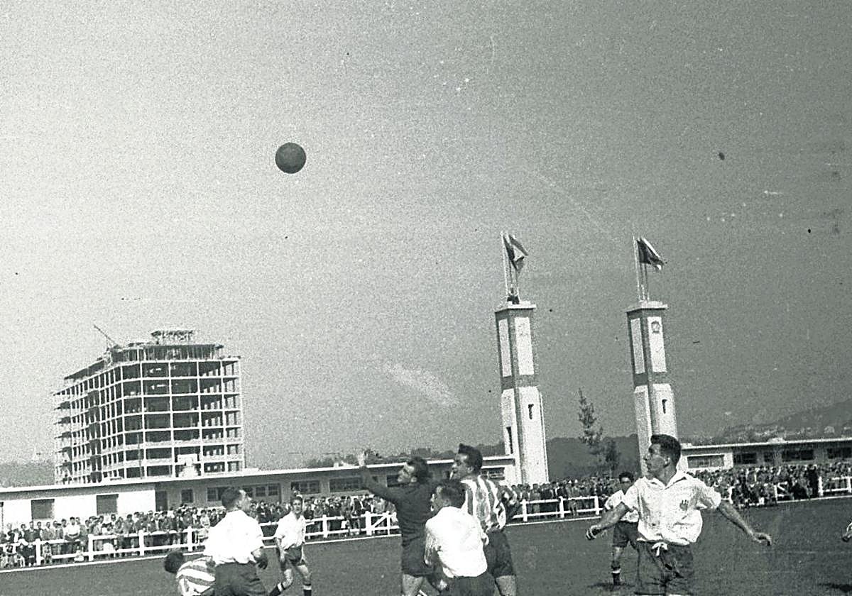 El primer estadio de Anoeta, con los bloques de Amara Berri aún en construcción.