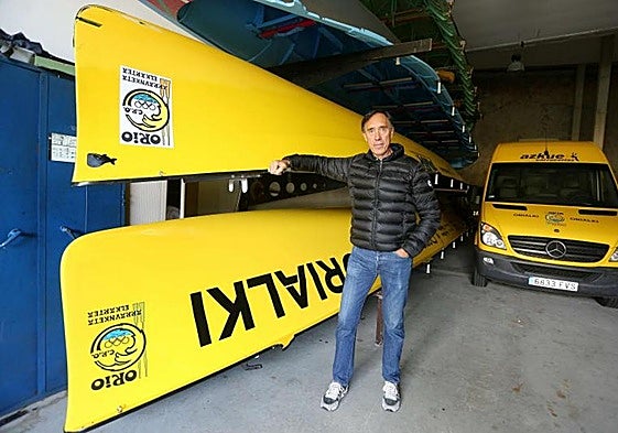 Patxi Francés, con la trainera de Orio