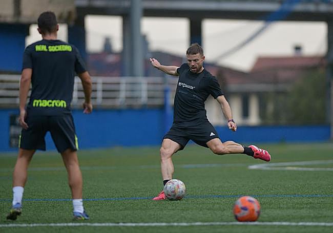 Illarramendi golpea el cuero en Mutriku