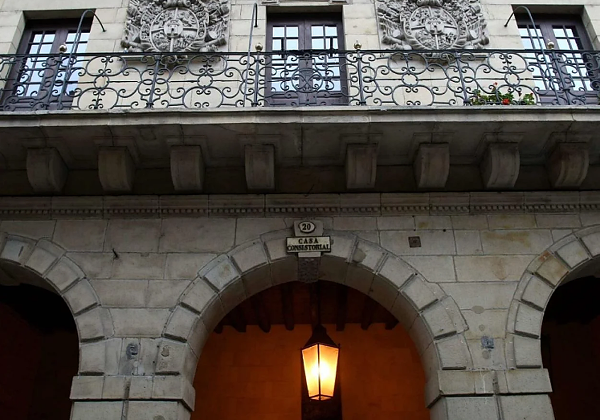 Fachada principal del ayuntamiento de Hondarribia.