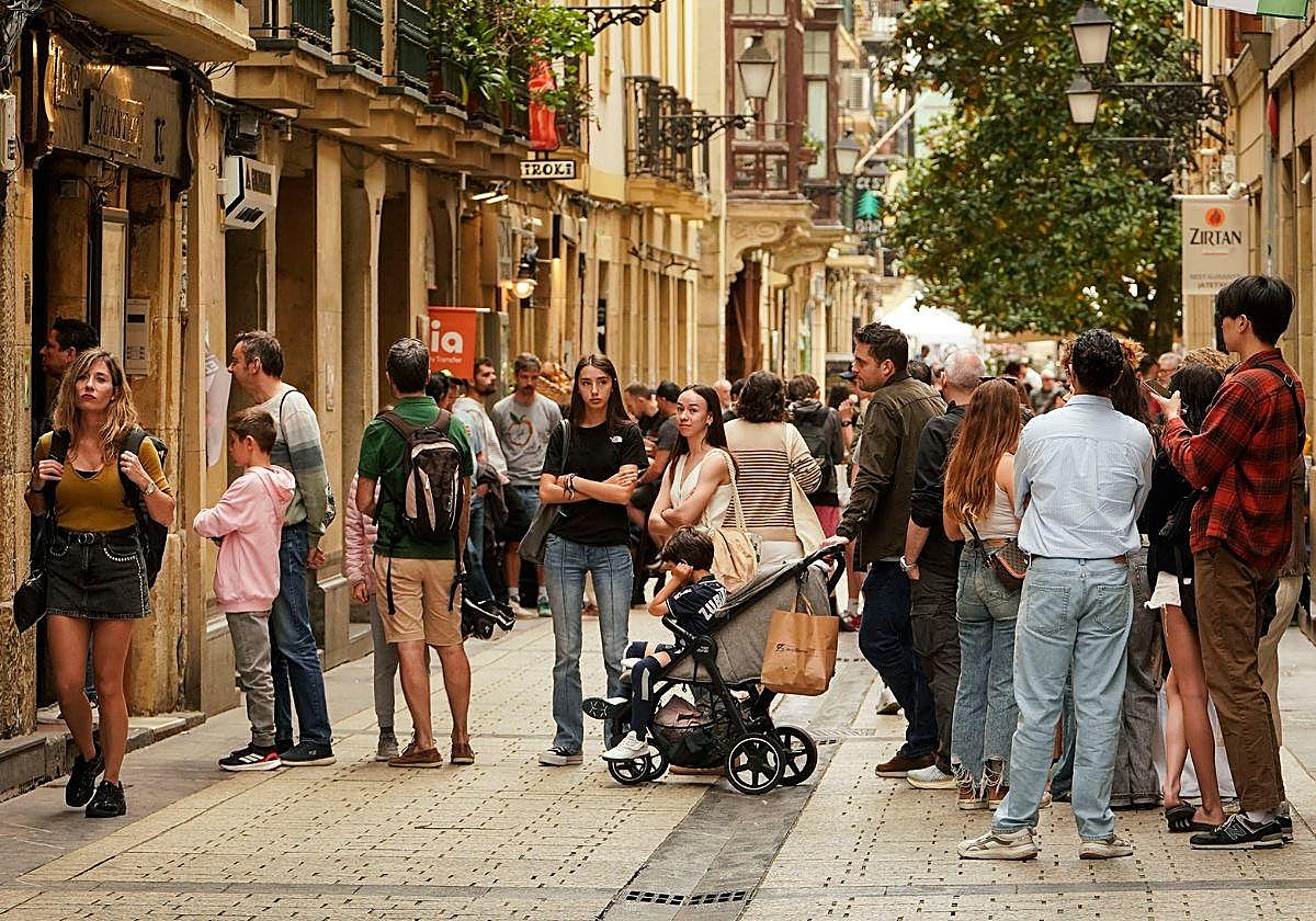 Un grupo de turistas hace cola para entrar a un bar de la Parte Vieja de San Sebastián.