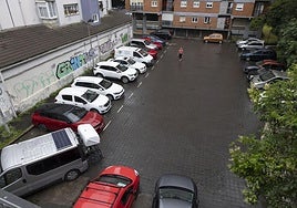 Esta antigua pista deportiva situada en Serapio Mujika 3 se utiliza como parking disuasorio ante la falta de plazas en otras calles del barrio.