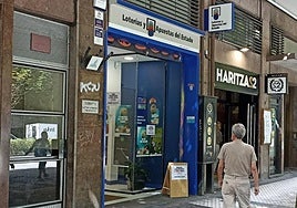 Exterior de una administración de Loterías.