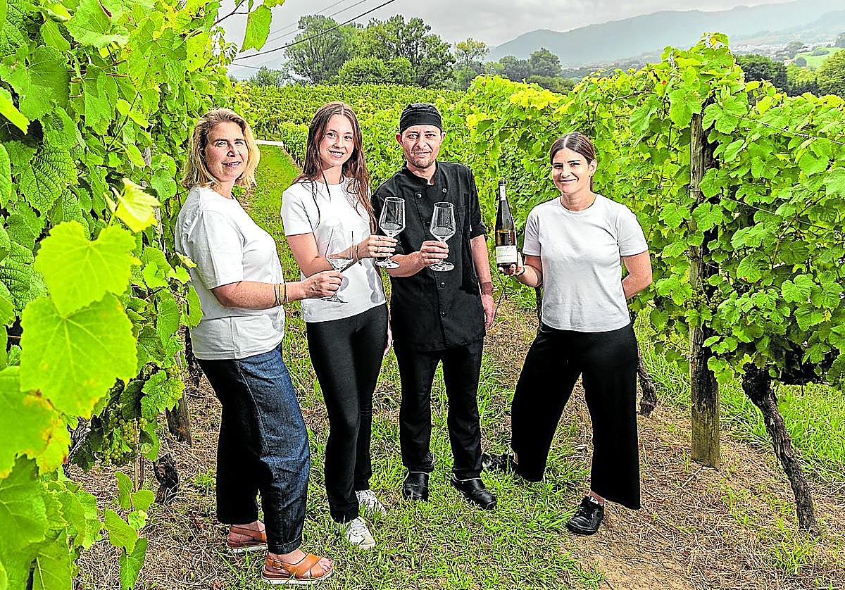 El equipo de Hiruzta brinda en los viñedos con uno de sus exquisitos caldos.