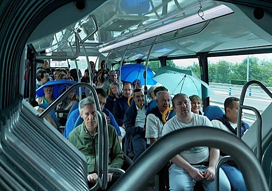 Autobús de la línea UK-10 de Lurraldebus donde algunos pasajeros se han refugidado bajo sus paraguas de las goteras.