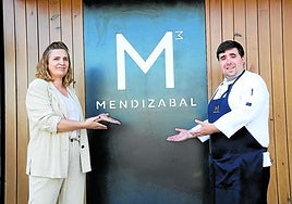 Los capitanes del Mendizabal, invitando a la clientela a visitarles.