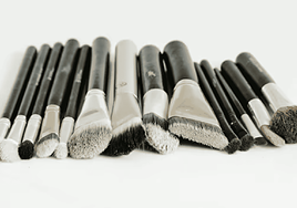 La importancia de limpiar las brochas de maquillaje