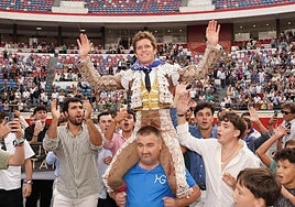 Borja Jiménez abandona a hombros y feliz Vista Alegre tras su gesta histórica con 'Tapaboca'.