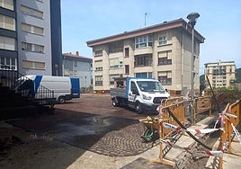 Mantenimiento Urbano ya trabaja en la renovación de esta plaza de la calle Txapiñene de Altza.