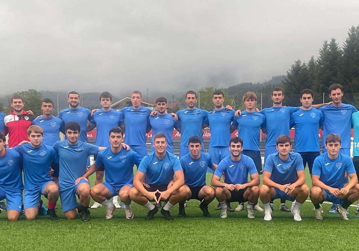 La plantilla del Aloña Media junto con sus nuevos entrenadores.