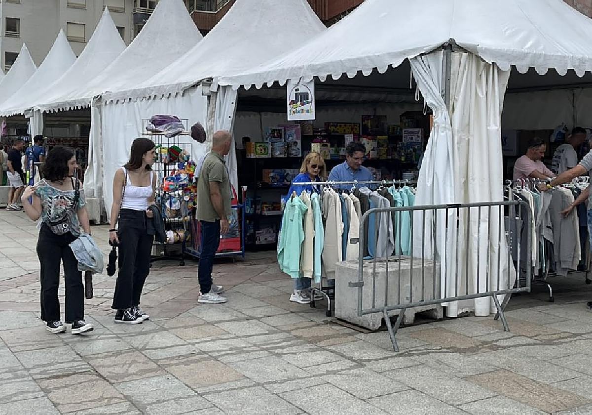 La feria del malecón perfectamente instalada a primera hora de la mañana.