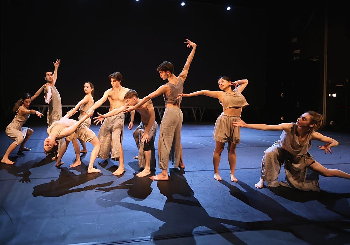 Los integrantes de Dantzaz Elkartea en una actuación en Lekuona.