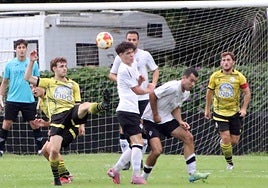 Orioko eta Zarauzko jokalariak baloiaren borrokan.