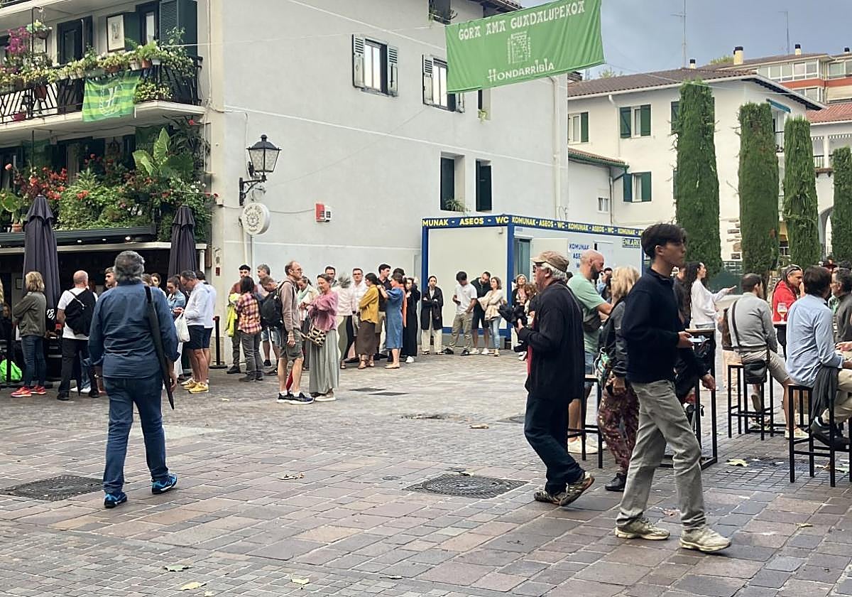 Numerosas personas esperan su turno para sentarse en el Gran Sol, uno de los grandes atractivos turísticos de la ciudad.