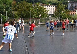 Emeterio Arrese plazan haurrentzako futbol txapelketa antolatu zuen Lauburu elkarteak talde ugariren parte hartzearekin.