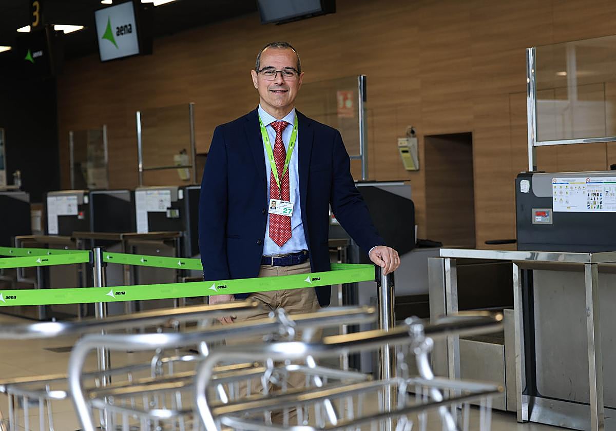 El director del Aeropuerto de San Sebastián, José Manuel Sánchez Losada, en la terminal de Hondarribia.