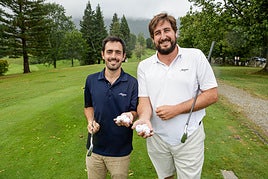 Areitio y Arnaez presentan la primera bolaque han creado.