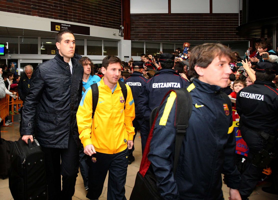 Leo Messi, con Carles Puyol a sus espaldas, en 2013 antes de disputar un partido con el Barcelona contra la Real Sociedad.