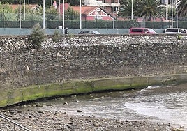 Denuncia J. A. Zalabardo: «Las piedras aparecidas junto al muro de costa proceden en su mayor parte del arranque del mismo. Los Servicios Municipales hicieron un refuerzo exterior de hormigón, pero no desde la roca sino desde el arena. Si no se pone remedio pronto, la reparación será mucho mayor».