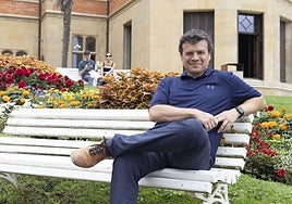 Pablo Jarillo-Herrero, sentado ante el Palacio Miramar, durante su estancia en Donostia esta semana