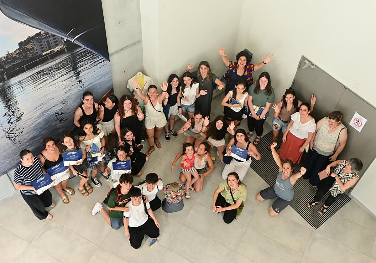 Estudiantes de Telleri-Alde y de otros colegios cuyos proyectos han resultado premiados en el concurso promovido por el 'Mater'.
