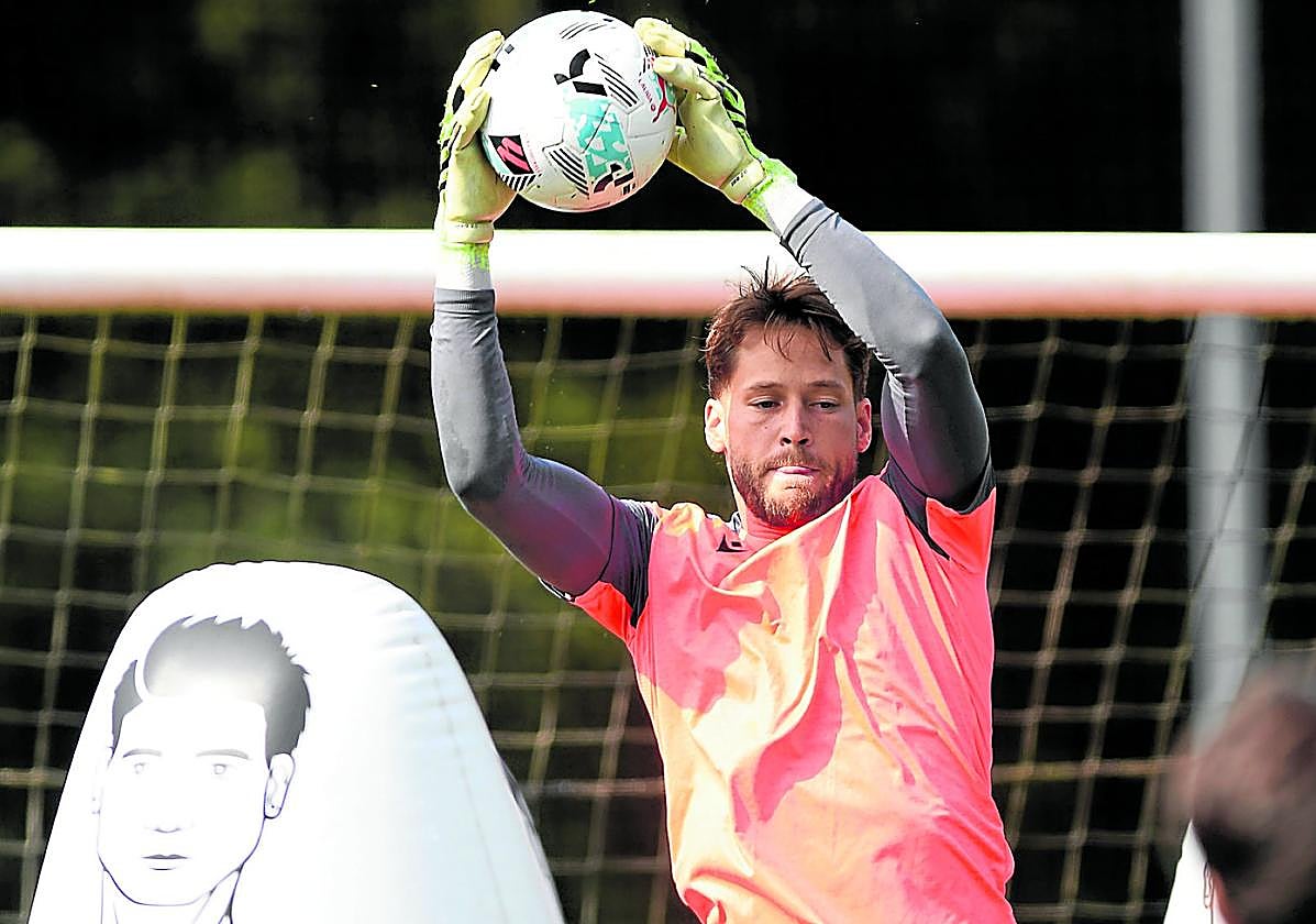 Remiro bloquea un balón por alto durante el entrenamiento del equipo en Zubieta.