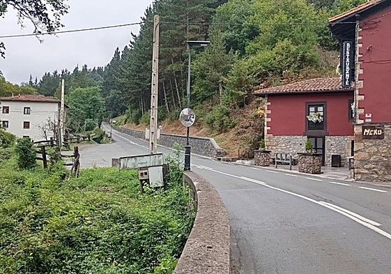 u Antigua venta y actual restaurante Maulanda, con el río Deba a la izquierda de la carretera, y donde fue hallado el cadáver.