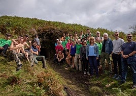 Ollo en el búnker de Otsondo, junto con director del Instituto Navarro de la Memoria, Josemi Gastón, y los jóvenes participantes en el proyecto.