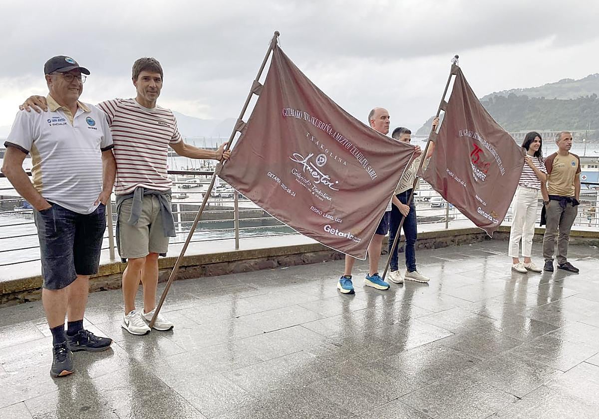 Udaleko eta Getariako Arraun Elkarteko ordezkariak banderen aurkezpenean.
