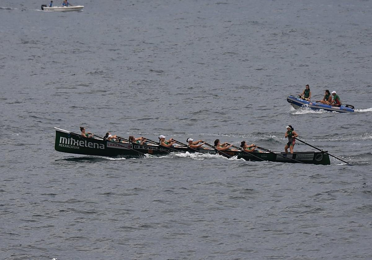 Las remeras hernaniarras de Hernaniko Arraun Elkartea lograron la séptima plaza en la regata de Zarautz.