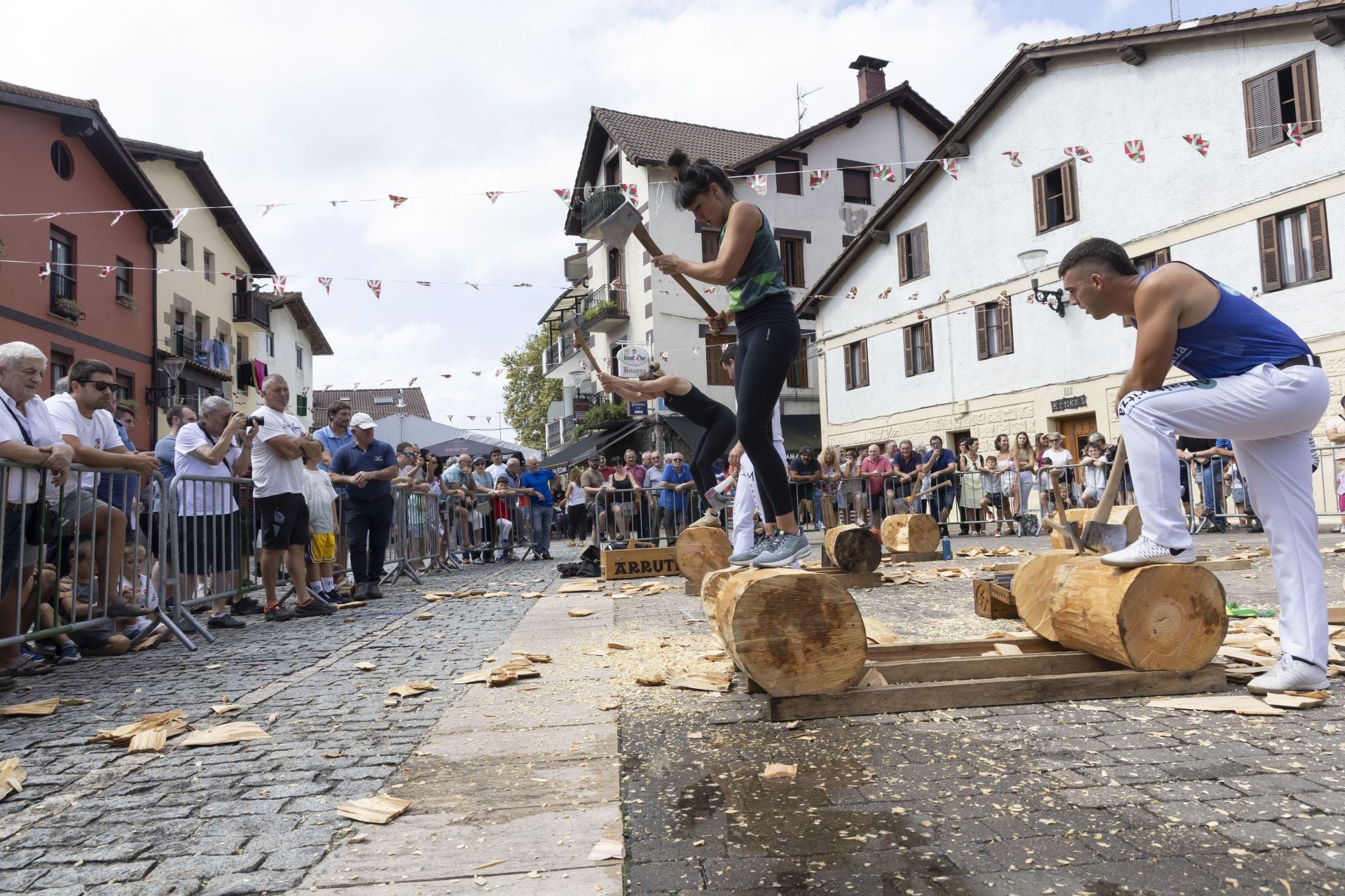 Aizkolarien lana zuzenean ikustera jende asko hurbildu zen atzo, baita patata-tortilla lehiaketan aurkeztu ziren tortillak dastatzera.