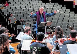 Jordi Savall, en el ensayo que este viernes dirigió en el conservatorio Jesús Guridi de Vitoria antes del concierto en el Kursaal