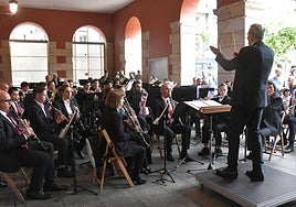Bixen Ibarrondo dirige un concierto de la banda de Eibar en Unzaga.