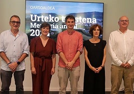 De izquierda a derecha, Teo Alberro, Aizpea Otaegi, Mikel Arruti, Joana Mendiburu y Fernando Nebreda durante el acto celebrado en el Centro de Inclusión e Innovación Oarsolan.