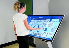 La pantalla está ubicada a la entrada del polideportivo Bikuña.