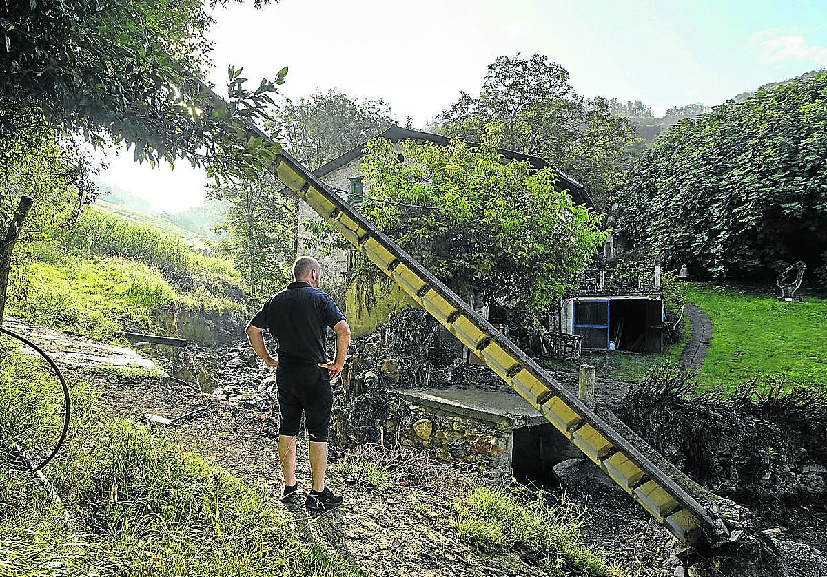 Patxi Ulanga observa el poste de electricidad, que continúa inclinado y sostenido por los cables.