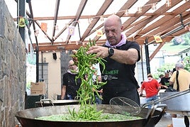Un ayudante de cocina prepara las piparras de Ibarra.