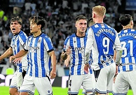 Gorrotxategi, que debutó ayer en el primer equipo, felicita al goleador Óskarsson, rodeados del resto de compañeros.