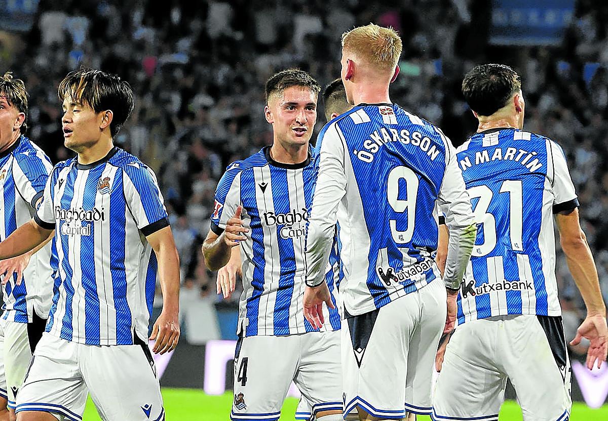 Gorrotxategi, que debutó ayer en el primer equipo, felicita al goleador Óskarsson, rodeados del resto de compañeros.