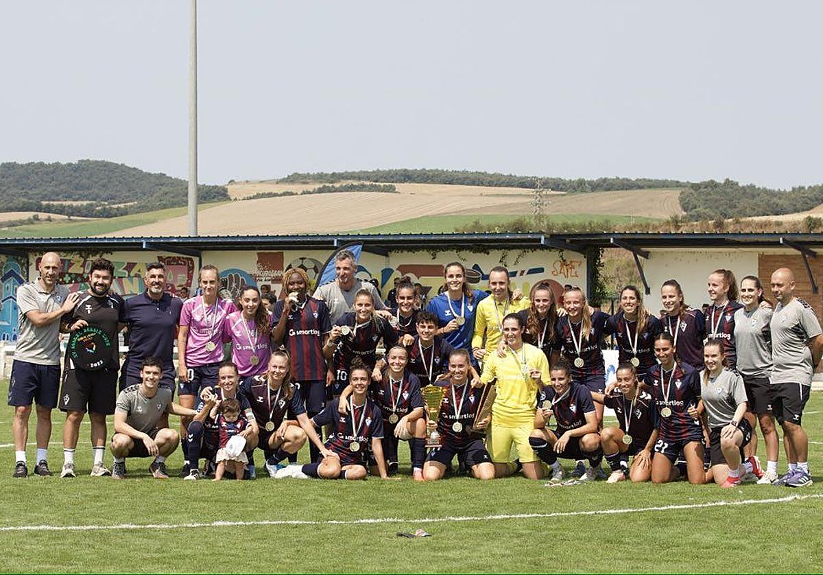 Las jugadoras del Eibar tras recibir el trofeo y las medallas como ganadoras de la Euskal Herria Kopa.